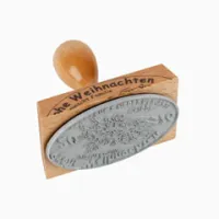 Ovaler Holzstempel mit den Maßen 80 x 50 mm.