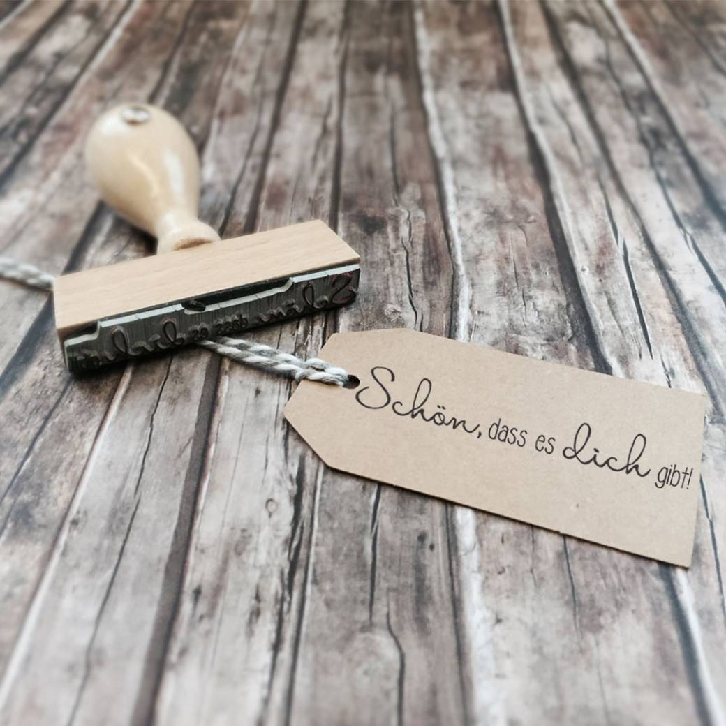 Holzstempel mit dem Schriftzug "Schön, dass es Dich gibt".